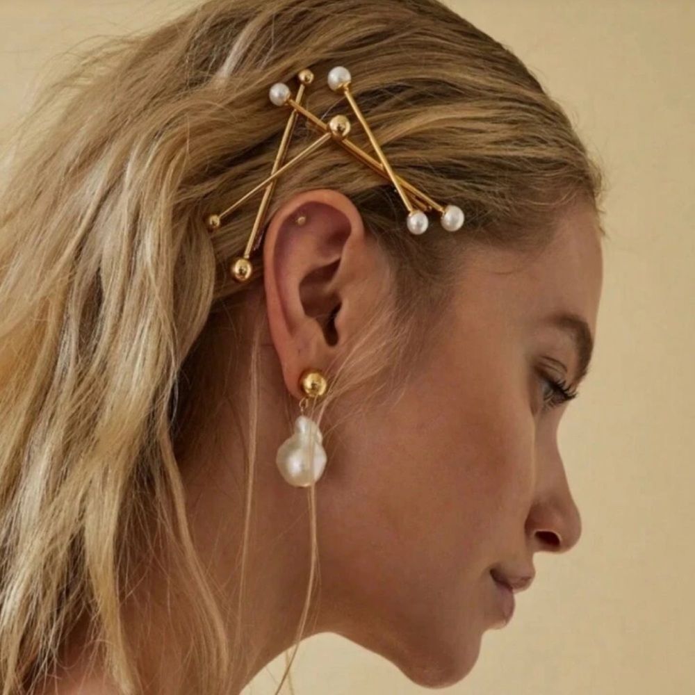 Elegant Gold and Pearl Hair Accessory R43